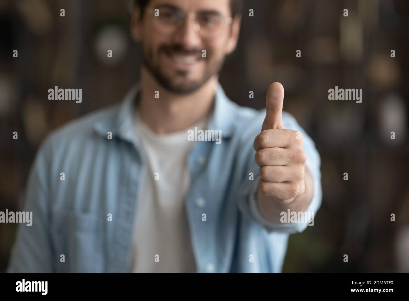 Nahaufnahme von Mann empfehlen guten Service Stockfoto