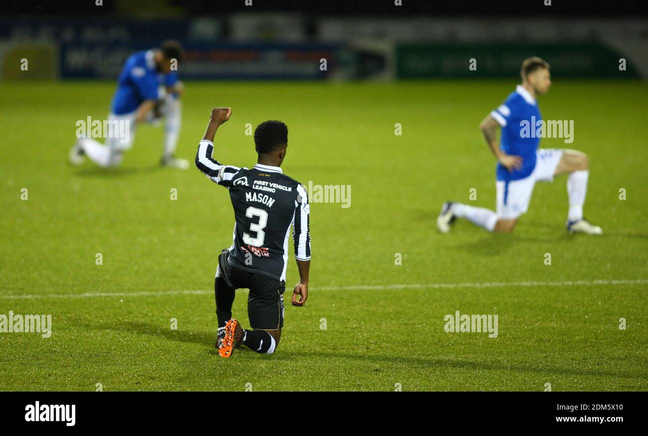 16. Dezember 2020; St. Mirren Park, Paisley, Renfrewshire, Schottland; Scottish League Cup Football, St. Mirren gegen Rangers; Brandon Mason von St. Mirren hebt seine Faust, als er ein Knie nimmt Stockfoto