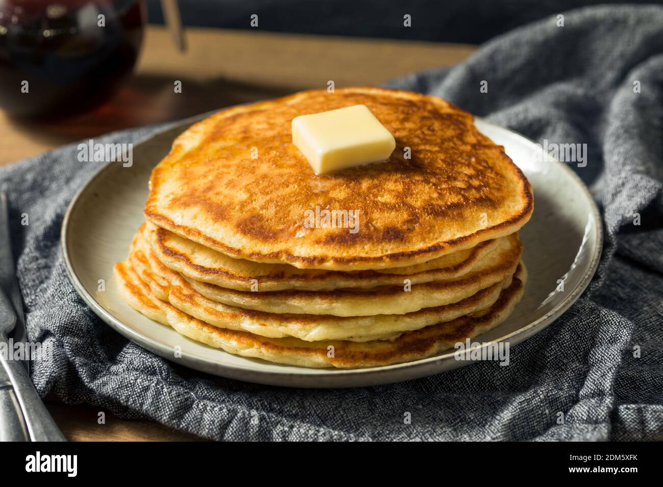 Hausgemachte Sauerteig-Pfannkuchen mit Butter und Heidelbeeren Stockfoto