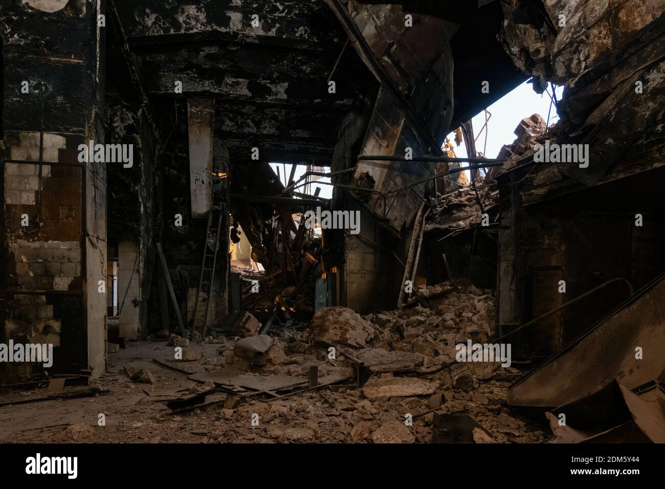 Verbrannte und zerstörte das Innere des Industriegebäudes nach dem Brand. Folgen von Krieg, Feuer oder anderen Katastrophen. Stockfoto