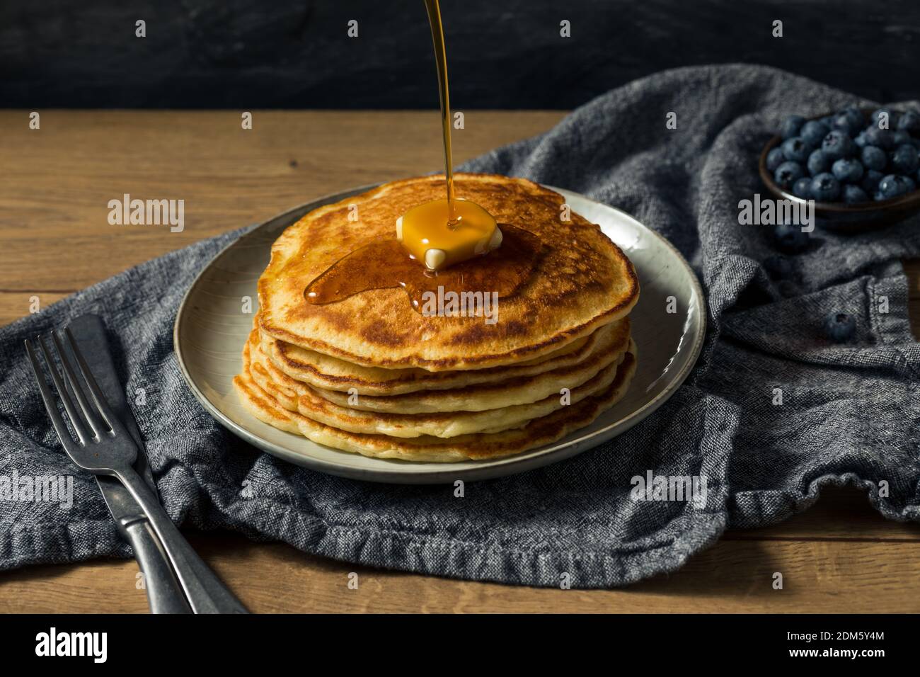 Hausgemachte Sauerteig-Pfannkuchen mit Butter und Heidelbeeren Stockfoto