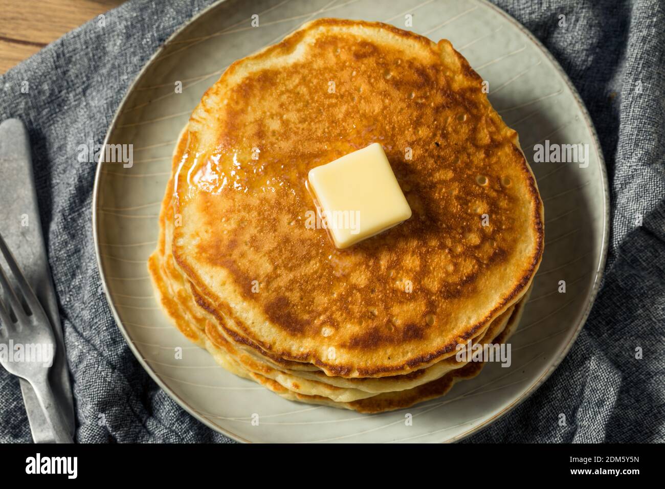 Hausgemachte Sauerteig-Pfannkuchen mit Butter und Heidelbeeren Stockfoto