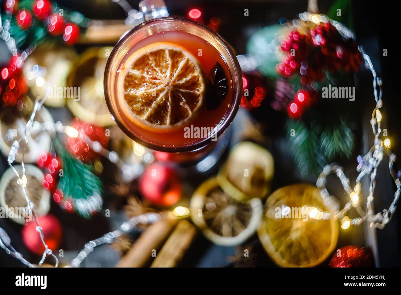 Ansicht der Glasbläschen mit Glühwein an Weihnachten Unscharfer Hintergrund Stockfoto