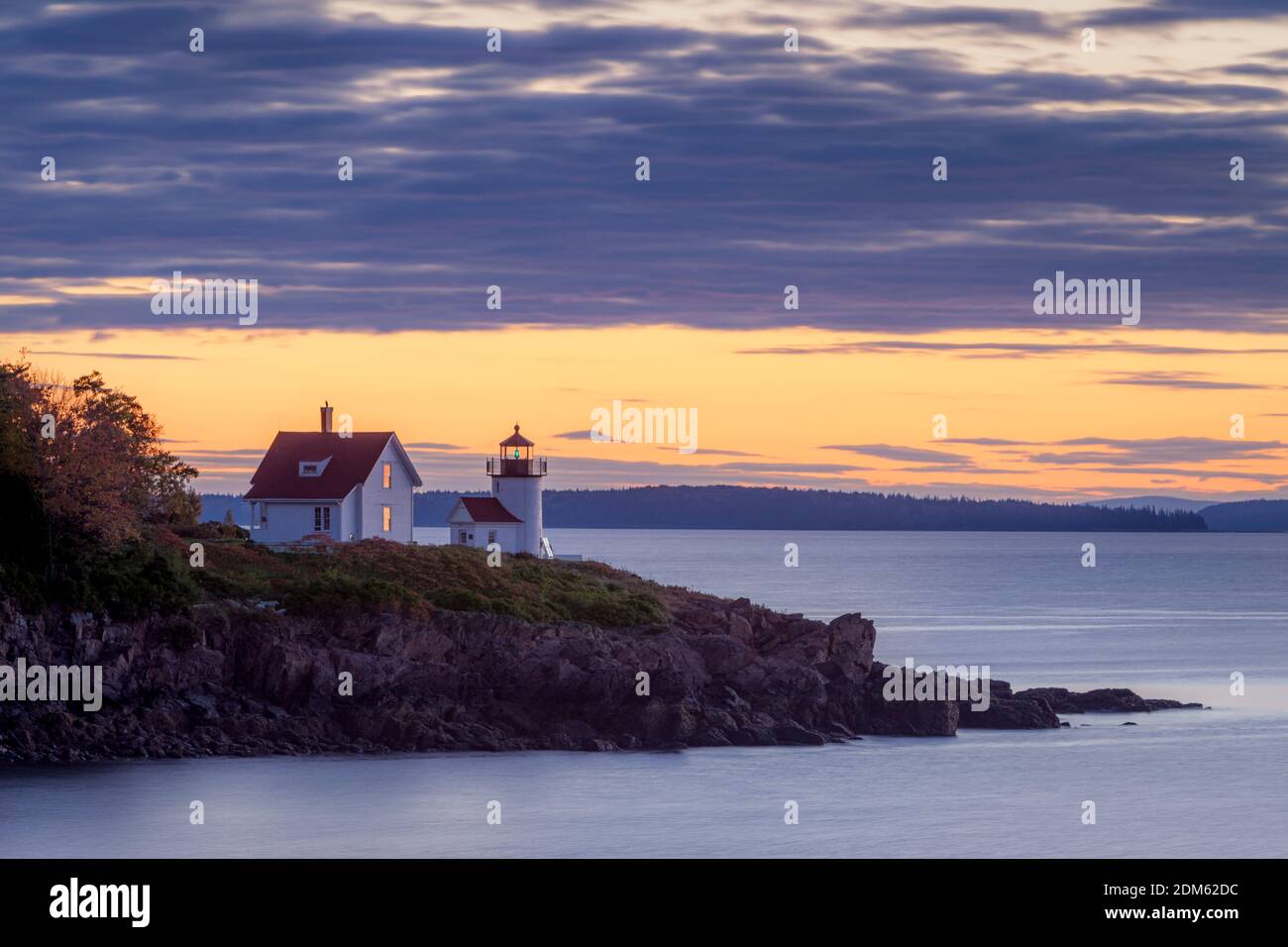 Vor der Morgendämmerung mit Blick auf Curtis Island Lighthouse, Camden, Maine, USA Stockfoto