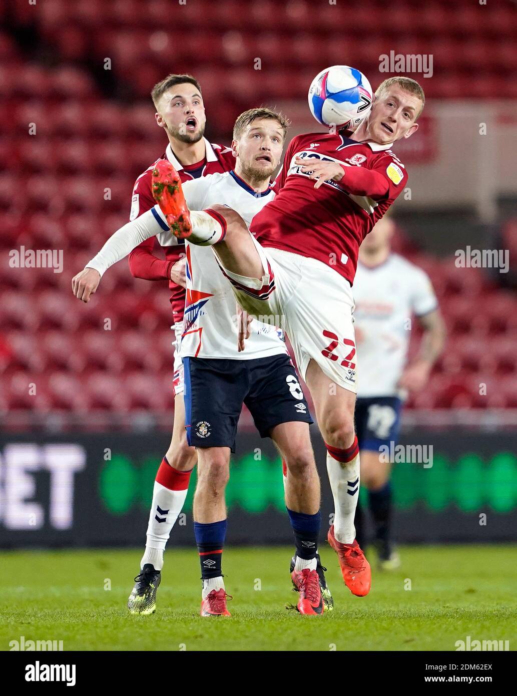 Luke Berry von Luton Town (links) und George Saville von Middlesbrough kämpfen während des Sky Bet Championship-Spiels im Riverside Stadium in Middlesbrough um den Ball. Stockfoto