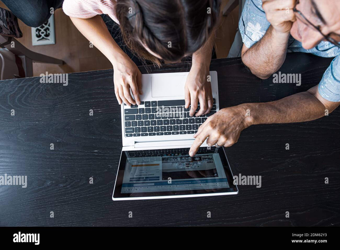 Junge Mädchen und Großvater arbeiten an neuen Touchscreen-Laptop Gemeinsam Stockfoto