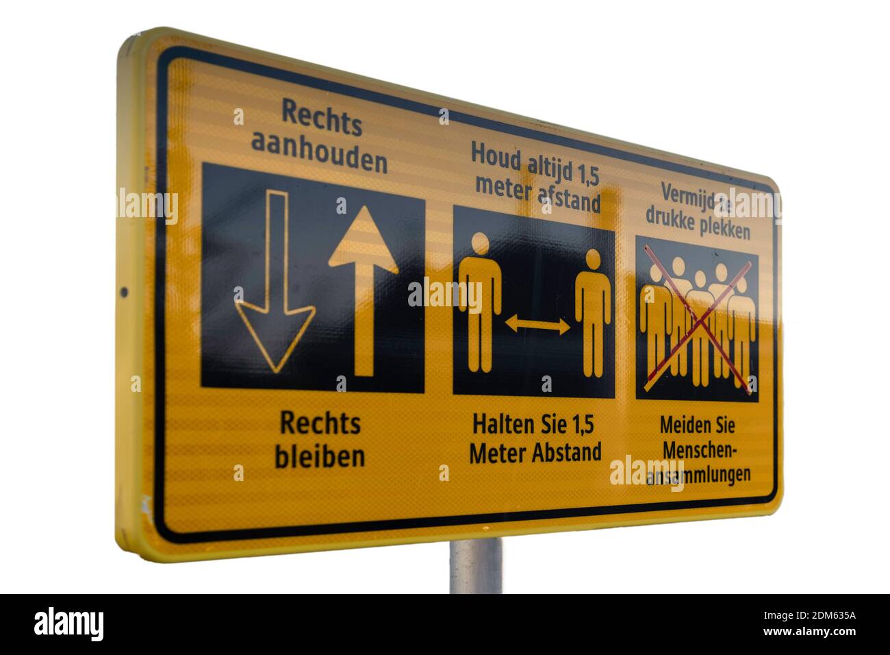 Gelbes Schild mit Text in niederländischer und deutscher Sprache mit 1.5-Meter-Warnung, rechts bleiben und überfüllte Plätze wegen Corona covid-19 vermeiden, auf weiß Stockfoto