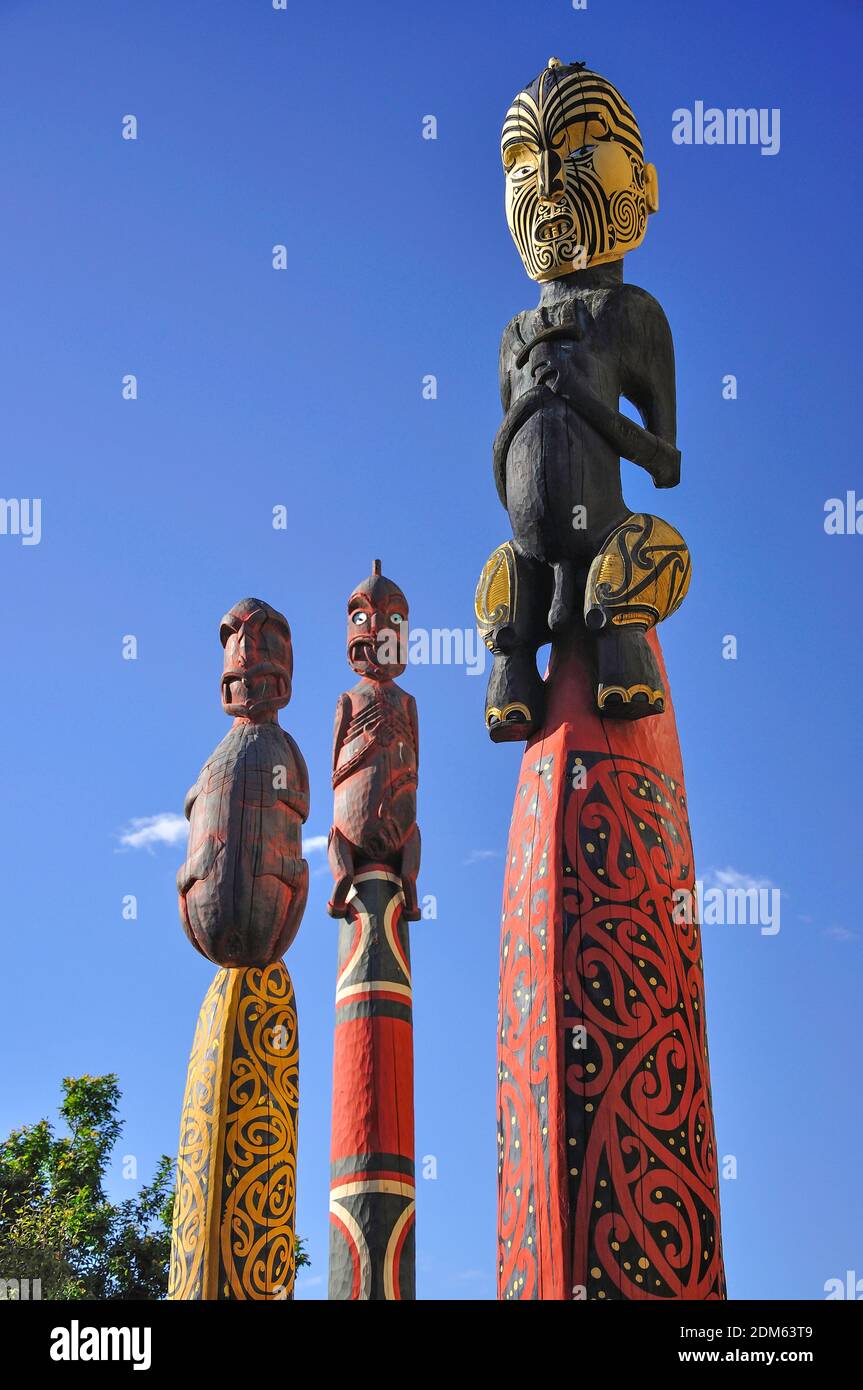 Maori Totem Schnitzereien am Ufer, North Island, Neuseeland, Region Waikato, Hamilton, Skycity Casino Stockfoto
