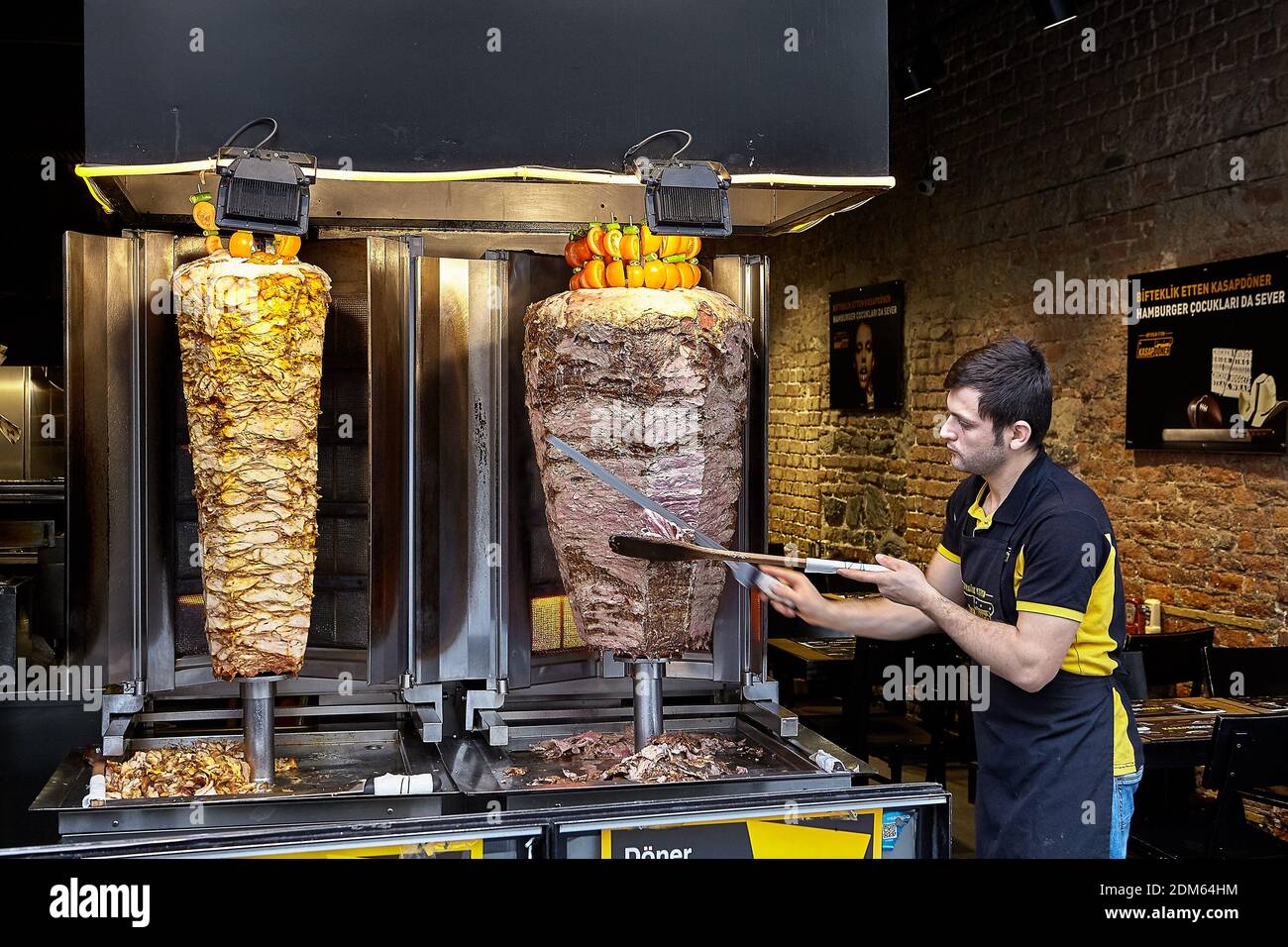 Istanbul, Türkei - 14. Februar 2020: Verkäufer von Döner Kebabs das Gericht mit Fleisch auf einem vertikalen Spieß gekocht. Stockfoto