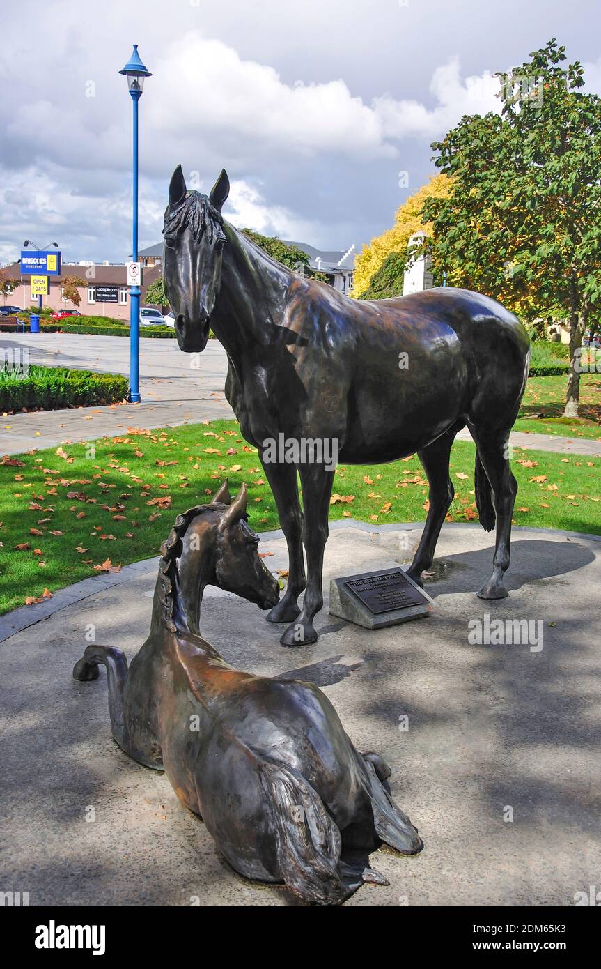 "Stute und Fohlen" Statue von Cambridge Town Hall, Victoria Street, Cambridge, Waikato Region, Nordinsel, Neuseeland Stockfoto