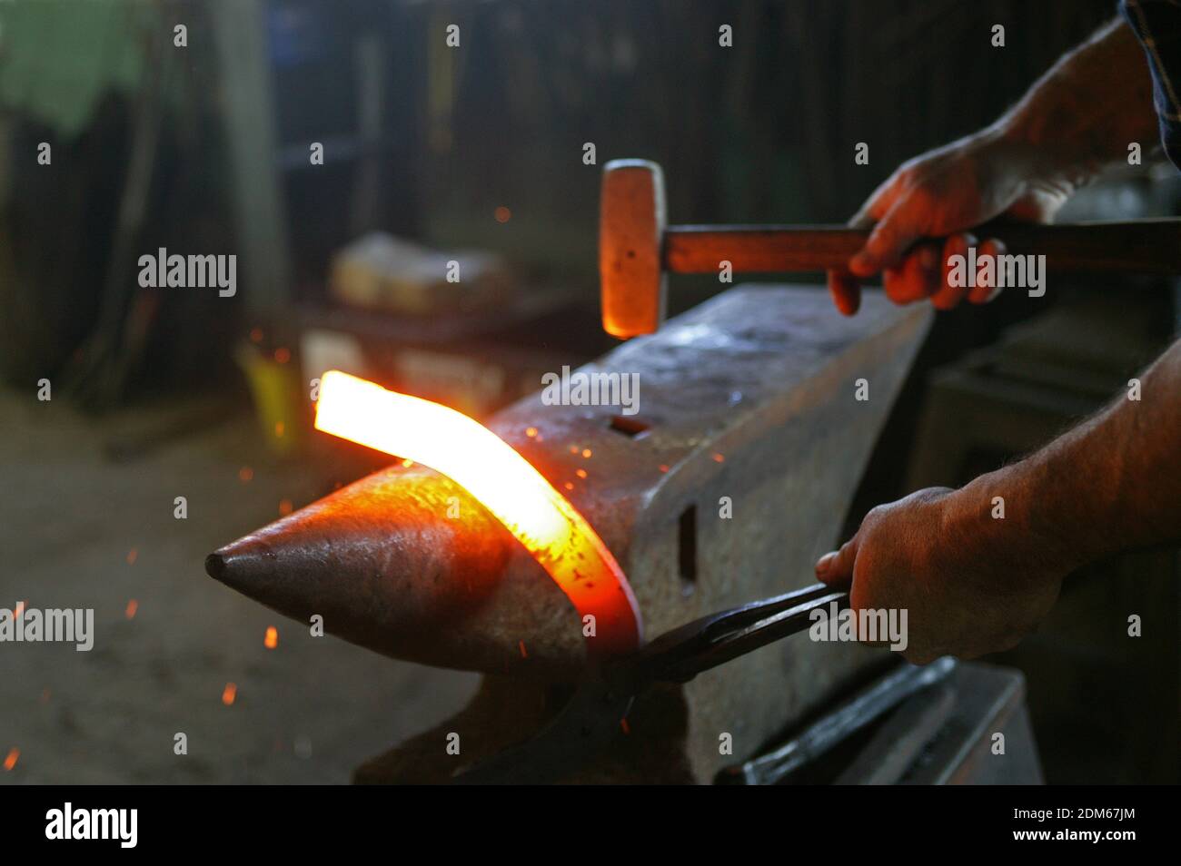 Herstellung von Schmied, Hufeisen aus Eisenbarren hergestellt Stockfoto