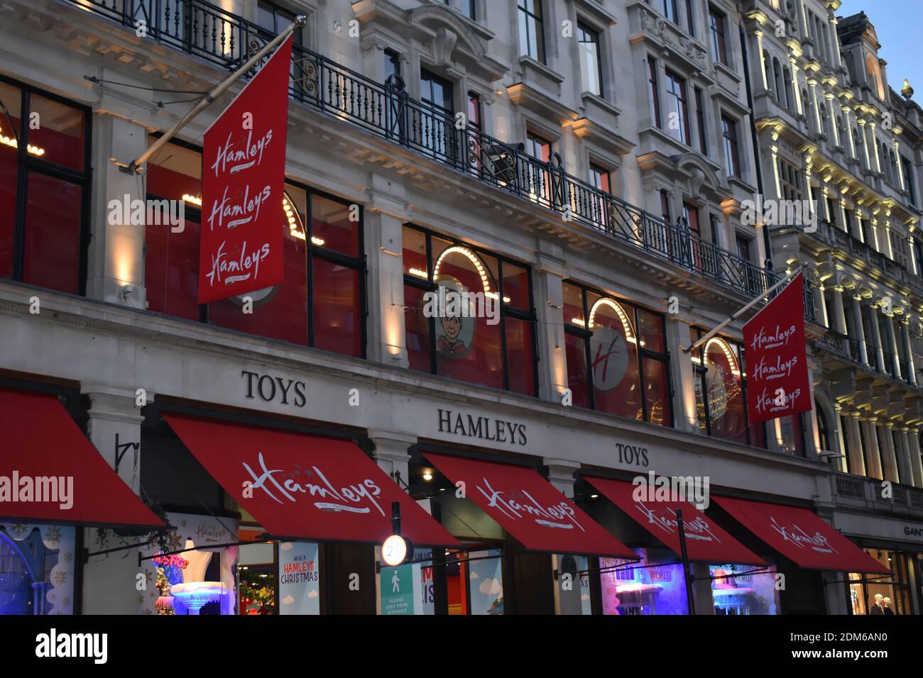 Hamleys in seiner berühmten Lage in der Regent Street ist der beste Spielzeugladen der Welt. Kinder lachen über professionelle Unterhaltung erkunden Spielzeug spielen Spiele. Stockfoto