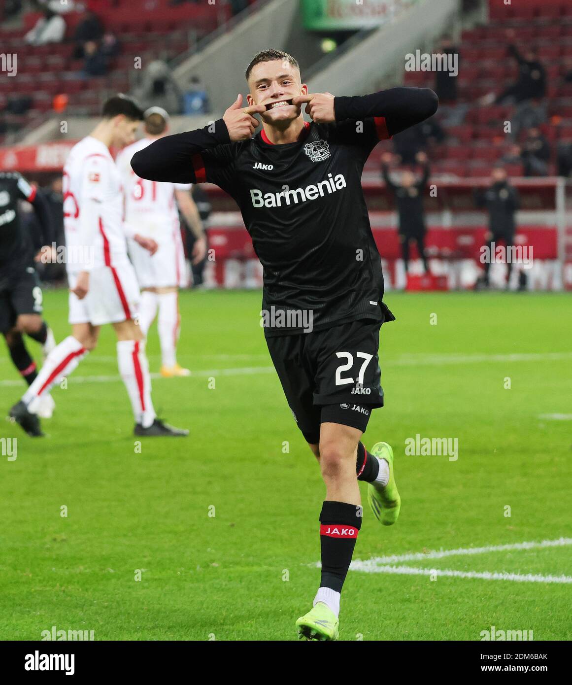 Stadt Köln, Deutschland. 16. Dez. 2020. firo: 16.12.2020, Fußball, 1. Bundesliga, Saison 2020/2021, 1. FC Köln - Bayer 04 Leverkusen Jubel, Freude, lacht, lacht, goaljubel, Geste, Geste, Bayer Florian Wirtz, Witz, Humor, Geste, Geste, Zunge, Grimasse, nach dem 4:0 Credit: Ralf Ibing/firo Sportfoto/Pool / Nutzung weltweit/dpa/Alamy Live News Stockfoto
