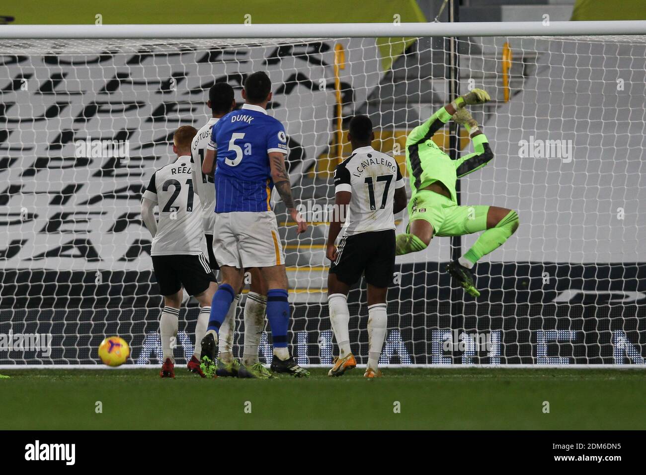 London, Großbritannien. Dezember 2020. Fulham Torwart Alphonse areola wird geschlagen, da Adam Webster von Brighton & Hove Albion einen Kopfball hat und während des Premier League-Spiels zwischen Fulham und Brighton und Hove Albion am 16. Dezember 2020 im Craven Cottage, London, England, ausbleibt. Foto von Ken Sparks. Nur redaktionelle Verwendung, Lizenz für kommerzielle Nutzung erforderlich. Keine Verwendung bei Wetten, Spielen oder Veröffentlichungen einzelner Vereine/Vereine/Spieler. Kredit: UK Sports Pics Ltd/Alamy Live Nachrichten Stockfoto