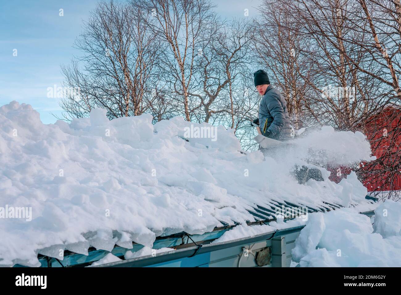 Schnee entfernen -Fotos und -Bildmaterial in hoher Auflösung – Alamy