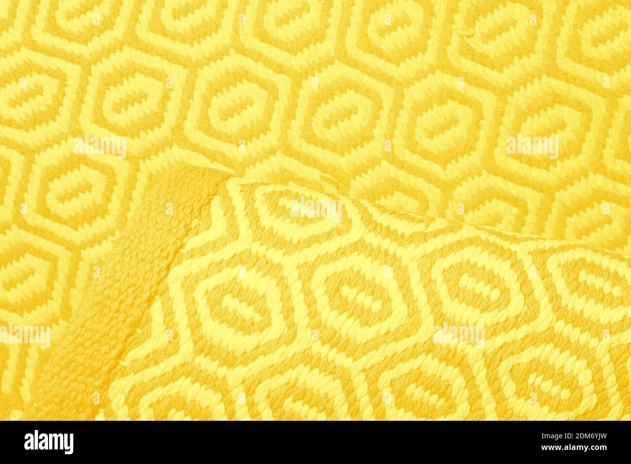 Helle IlluminatingGelb und Grau Wolle Teppich Textur Hintergrund. Konzept der Farbe des Jahres 2021 mit hellen leuchtenden Gelb- und Grautönen. Draufsicht, flach liegend, Kopierbereich. Stockfoto