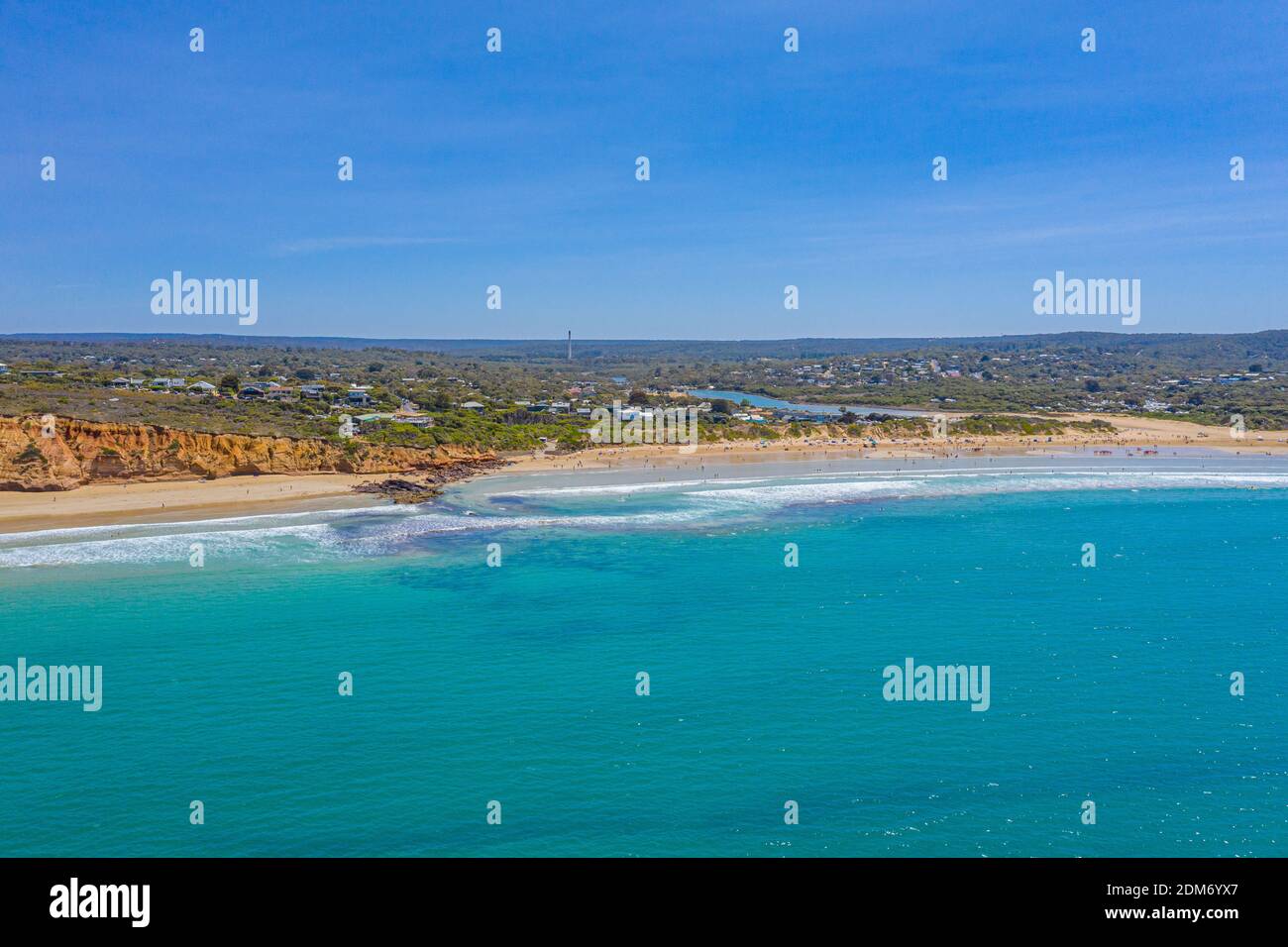 Luftaufnahme eines Strandes bei Anglesea in Australien Stockfoto