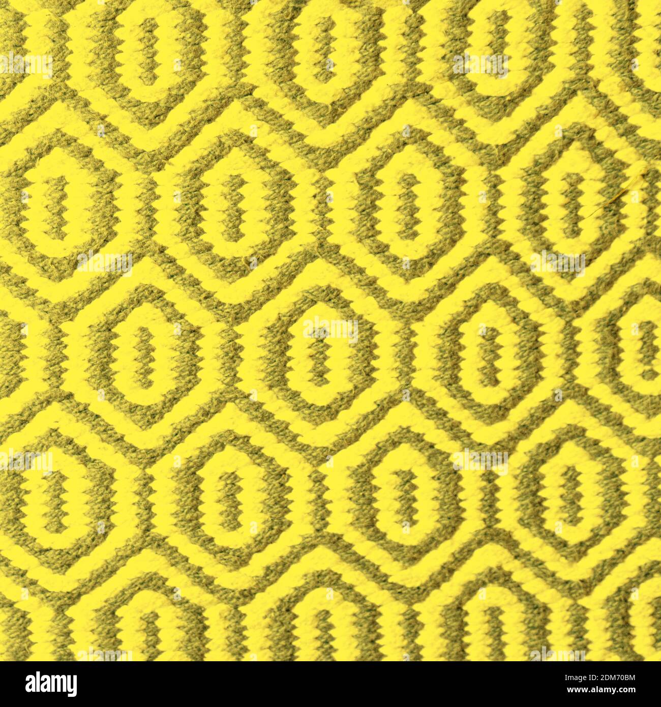 Helle IlluminatingGelb und Grau Wolle Teppich Textur Hintergrund. Konzept der Farbe des Jahres 2021 mit hellen leuchtenden Gelb- und Grautönen. Draufsicht, flach liegend, Kopierbereich. Stockfoto