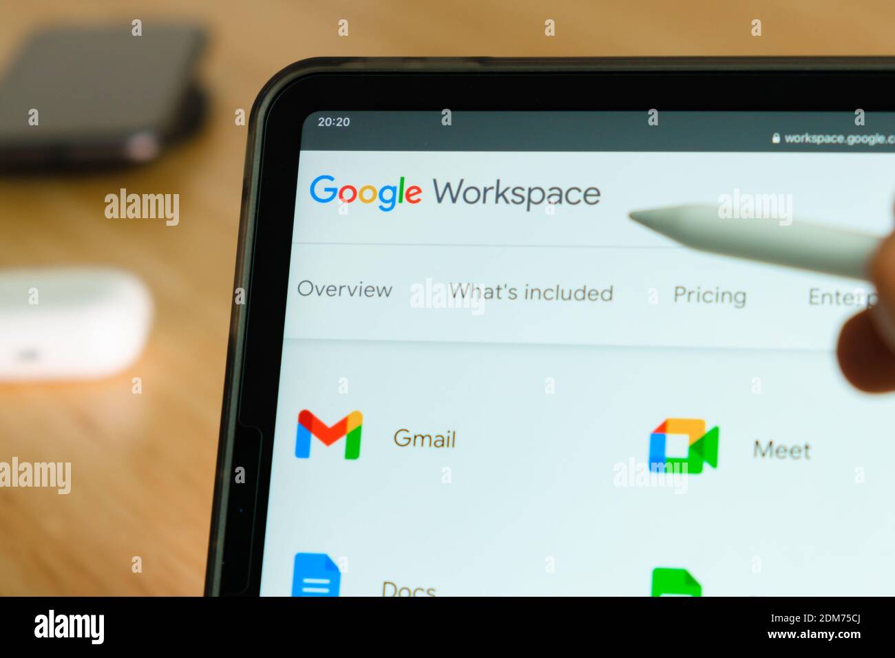 Google Workspace-Logo mit Apple-Bleistift auf dem iPad Pro Tablet-Bildschirm angezeigt. Mann mit Anwendung auf dem Tablet. Dezember 2020, San Francisco, USA. Stockfoto