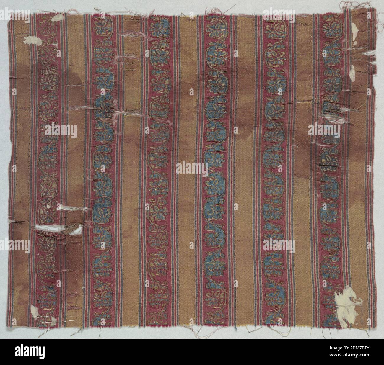 Fragment, Medium: Seide, metallische Technik: Brokat-Leinwandbindung, Weinstreifen abwechselnd mit festem Streifen., Indien, 18. Jahrhundert, gewebte Textilien, Fragment Stockfoto