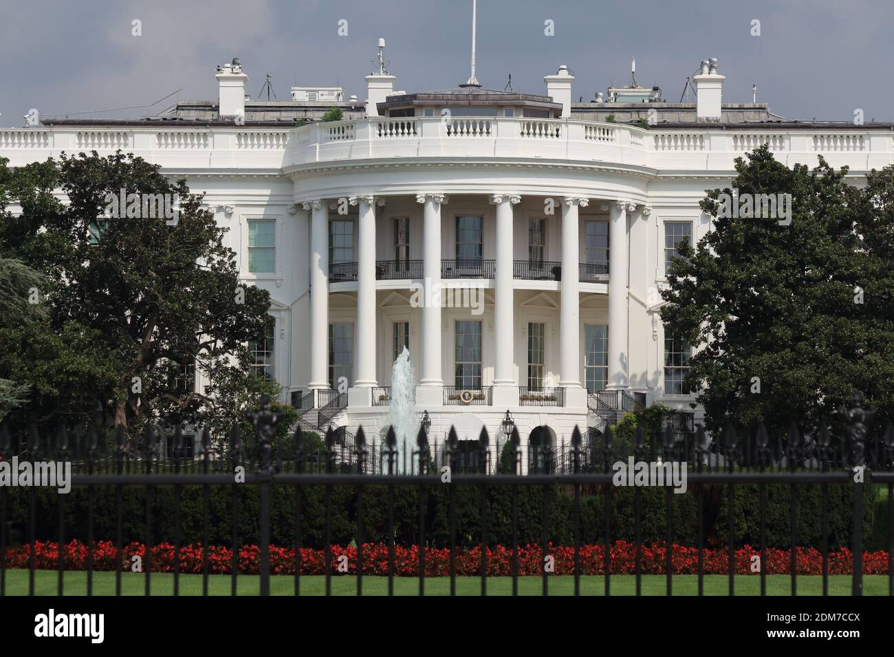 Außenaufnahme des Westflügels des Weißen Hauses mit dem Oval Office