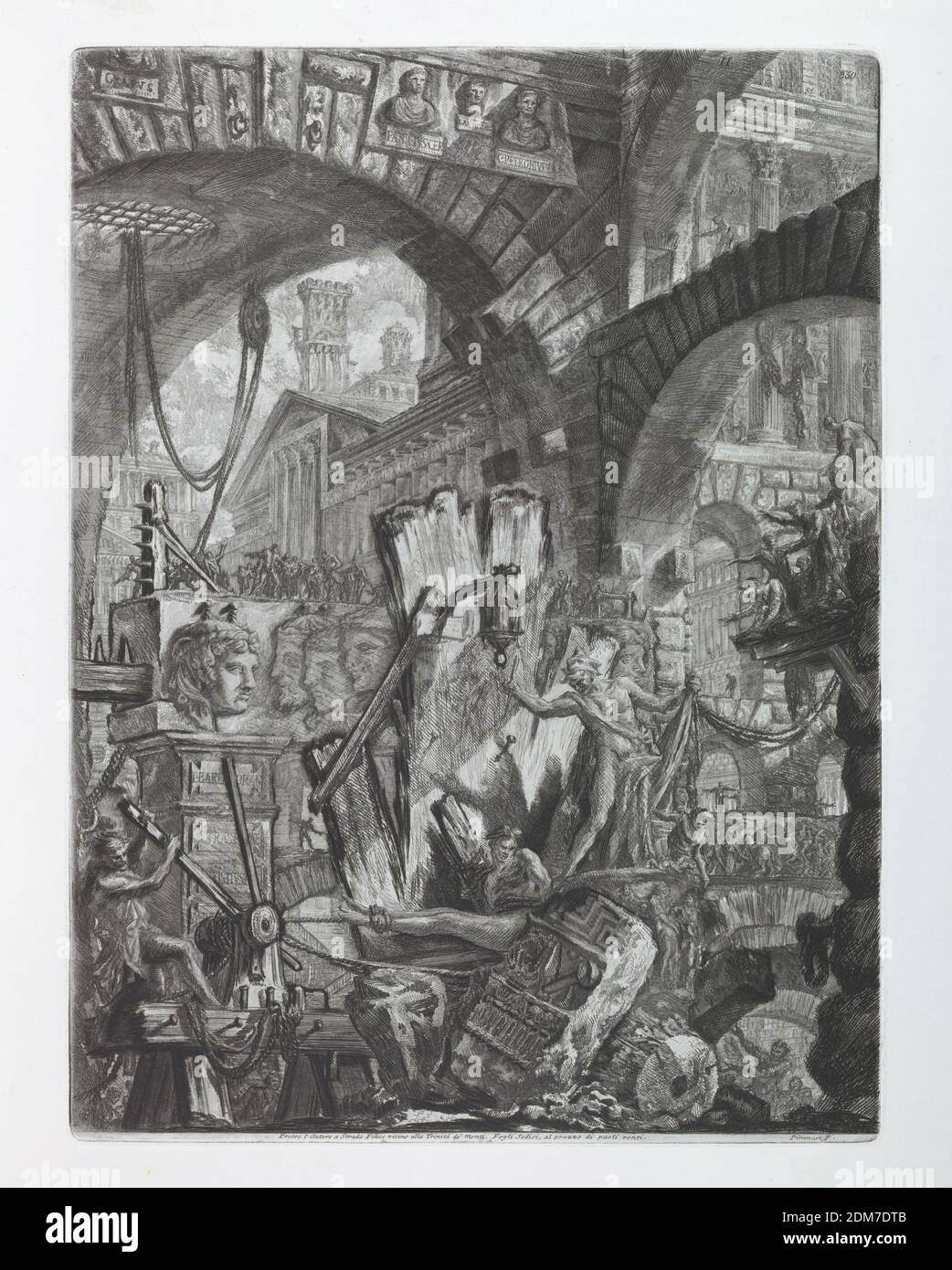 Carceri Series Plate II, Giovanni Battista Piranesi, Italienisch, 1720–1778, Radierung, Vertikales Rechteck. Grandiose Arkaden mit Folterinstrumenten und Fragmenten klassischer Skulpturen. Adresse des Künstlers unten. Oben rechts, Calcografia Nummer 350, Italien, 1745, Druck Stockfoto