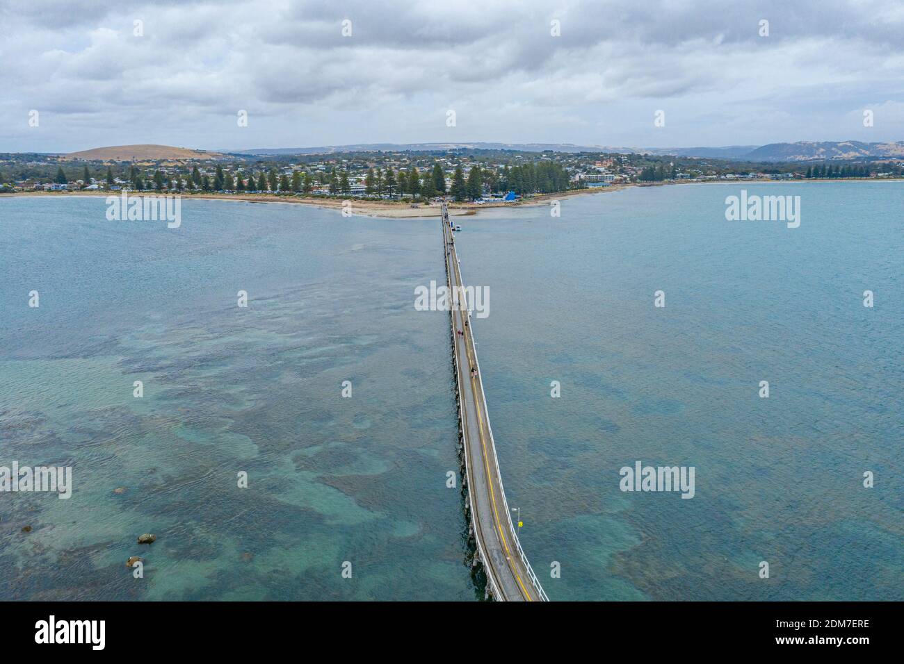 Hölzerner Damm verbindet Victor Harbor mit Granite Island in Australien Stockfoto