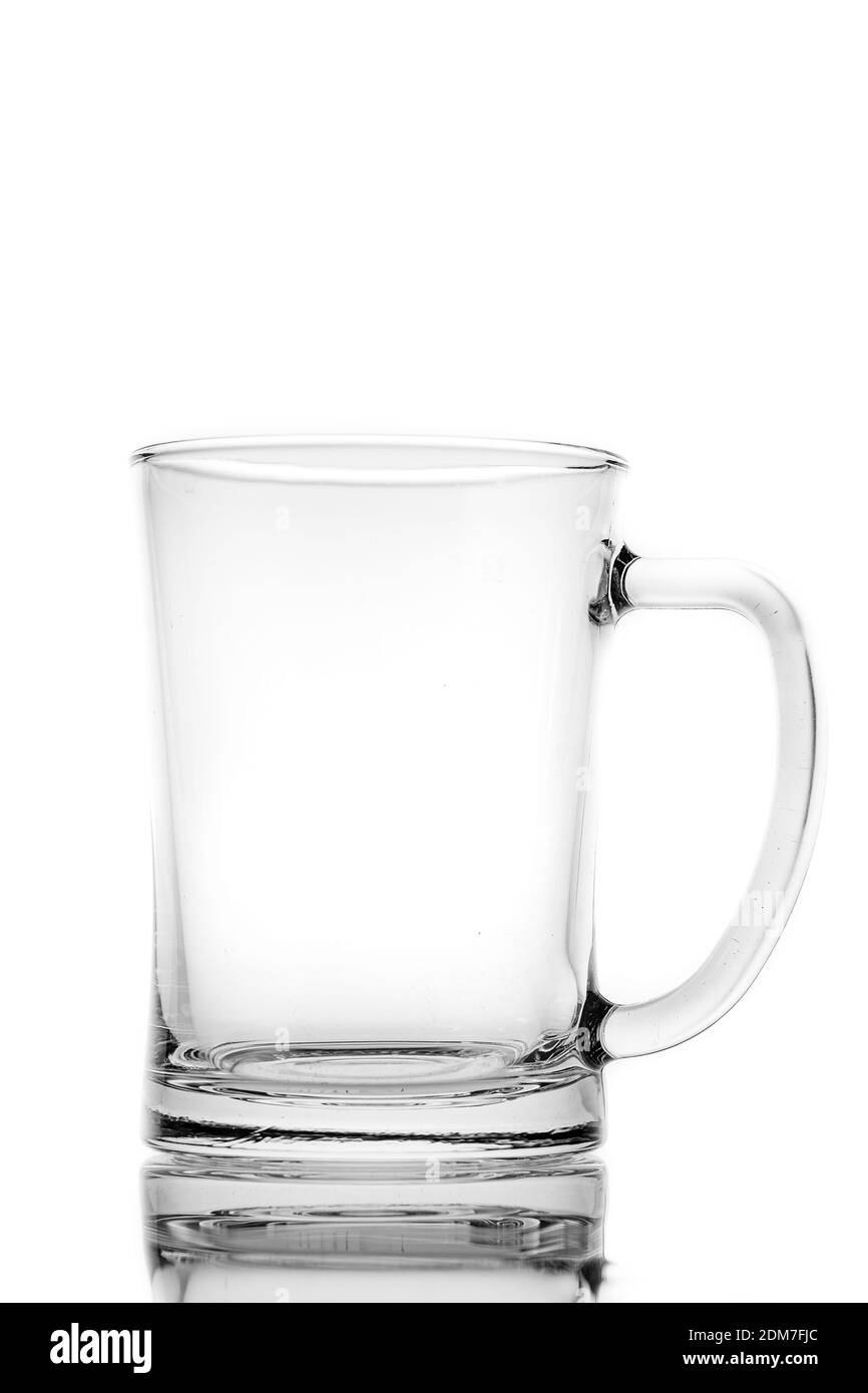 Leere Tasse für alkoholische Getränke. Dickes Glasgefäß zur Lagerung von Flüssigkeit. Heller Hintergrund. Stockfoto