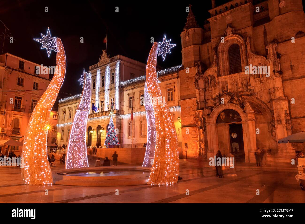 Coimbra, Portugal - 1. Dezember 2020: Weihnachtsbeleuchtung an der Praça 8 de Maio in Coimbra, Portugal, im Hintergrund die Kirche Santa Cruz. Stockfoto