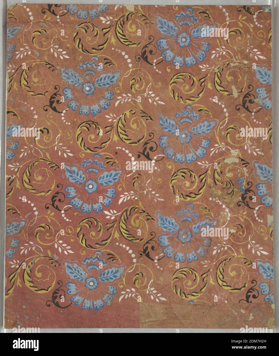 Sidewall - Fragment, Block-gedruckt, Vertikales Rechteck mit sich wiederholenden Muster von Blattrollen und konventionalisierten Blumenmotiv. Gedruckt in gelb, blau, schwarz und weiß auf rotem Grund., Frankreich, 1825–30, Wallcoverings, Sidewall - Fragment Stockfoto