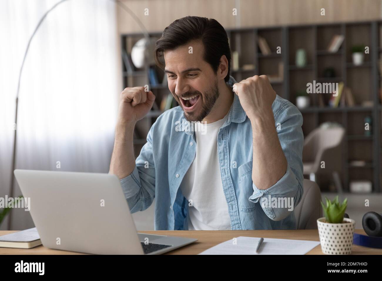 Aufgeregt Mann fühlen euphorisch mit guten Nachrichten online Stockfoto