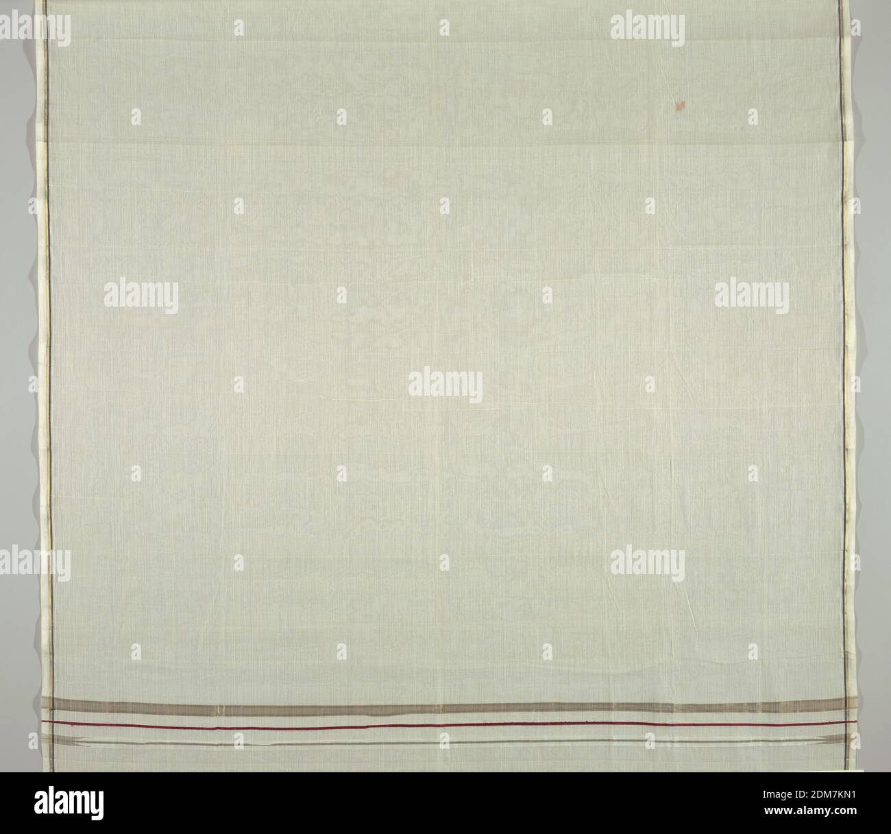 Textil, Medium: Baumwolle, Seide, Metallic Fadentechnik: Leinwandbindung, Stoff, möglicherweise für ein Männerkleid, aus reiner weißer Baumwolle mit schmalen Seitenstreifen in schwarzer Seide und goldmetallischem Faden. Die Enden haben breitere Streifen in schwarz und rot Seide und Gold metallischen Faden., Indien, 19. Jahrhundert, gewebte Textilien, Textil Stockfoto