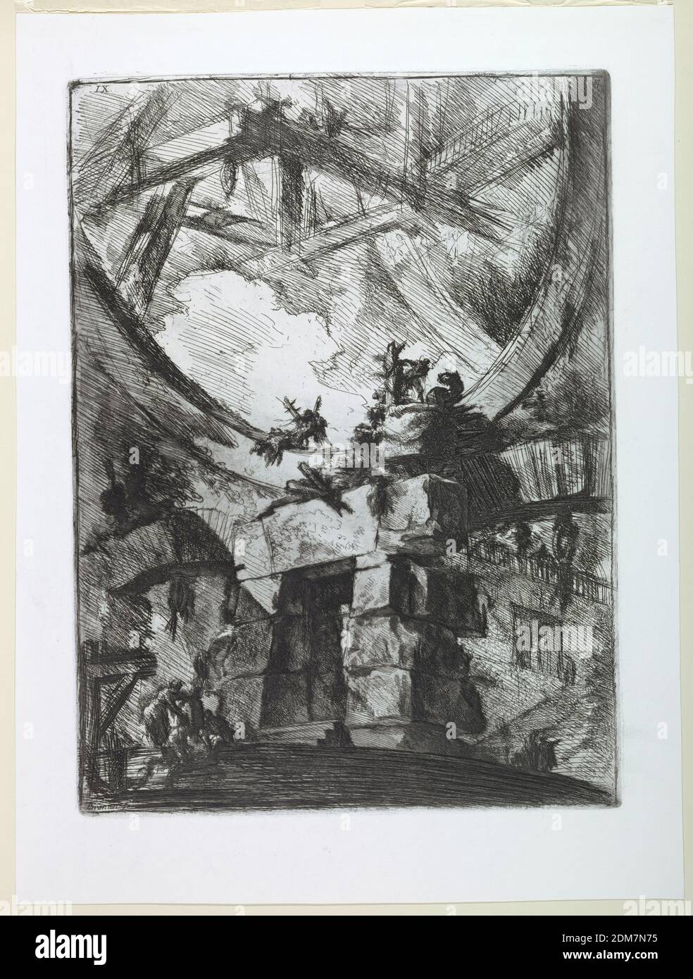 Serie Carceri, Platte IX, Giovanni Battista Piranesi, italienisch, 1720–1778, Radierung, Vertikales Rechteck. Eine gigantische kreisförmige Öffnung, durch die ein Gerüst und eine Brücke gesehen wird. Eine Gruppe von Figuren steht in den Öffnungen, andere auf Stufen unten. Oben rechts, Calcografia Nummer 357., Italien, 1745, Print Stockfoto