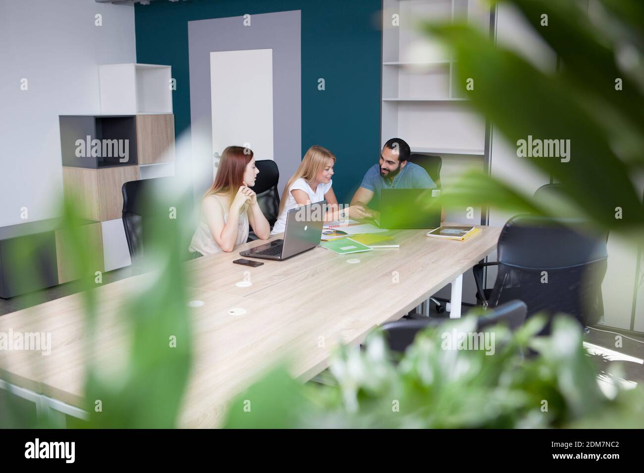 Kreative Designer im Gespräch über das Meeting im Büro Stockfoto