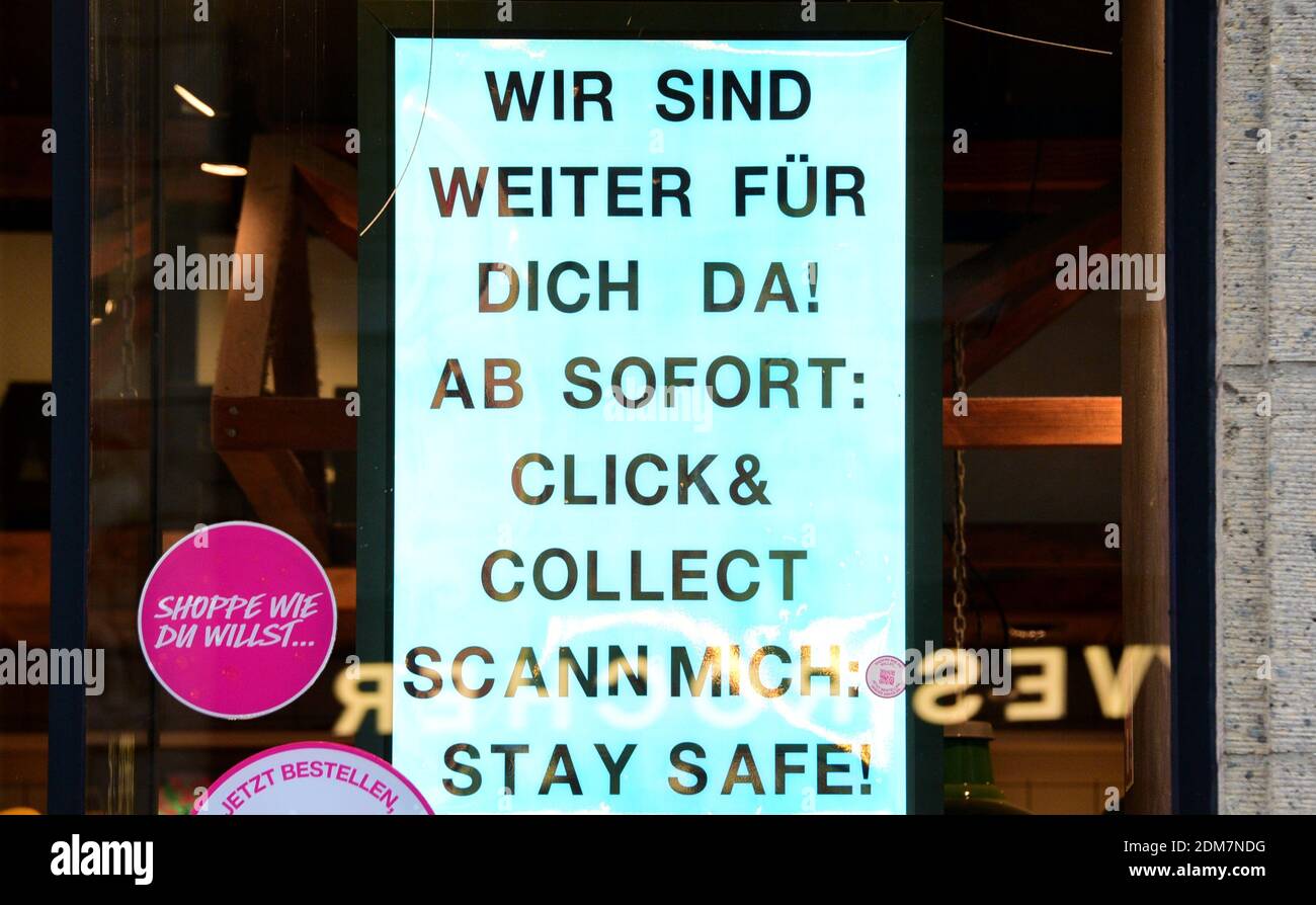Hamburg, Deutschland. Dezember 2020. Ein Schild mit der Aufschrift "Wir sind immer noch für Sie da! Ab sofort: Click & Collect. Scannen Sie mich: Bleiben Sie sicher!' Hängt in einem Geschäft im Stadtzentrum. Quelle: Daniel Bockwoldt/dpa/Alamy Live News Stockfoto