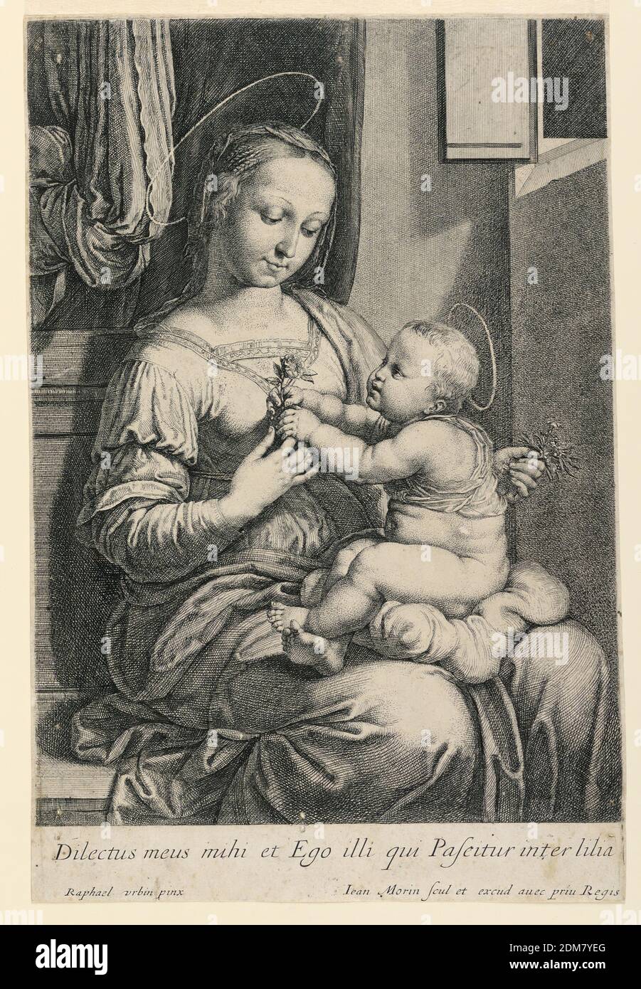 Die Madonna mit Kind, Jean Morin, französisch, 1605 - 1650, Raphael, (italienisch, 1483–1520), auf Papier gravierend, sieht man die Madonna sitzend, ein Viertel nach rechts, mit dem Christkind auf der Halpe, das eine Rose hält. Mary hält einen Blumenstrauß in ihrer linken Hand. Einzeilige lateinische Inschrift unten und Künstler- und Stichernamen., Frankreich, ca. 1630, Drucken Stockfoto