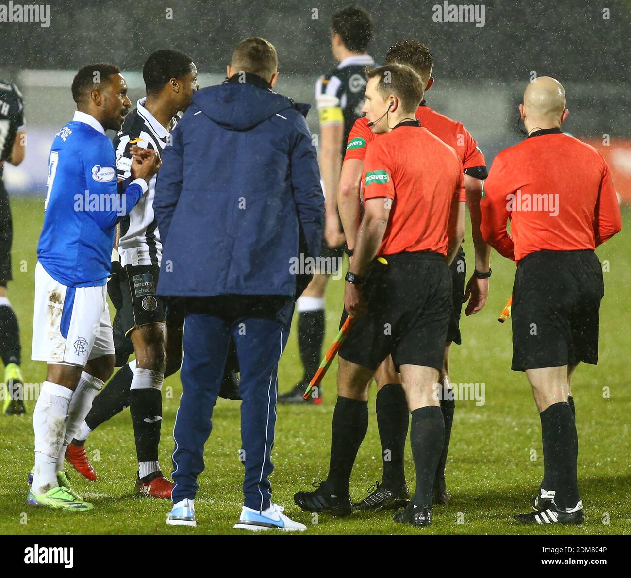 16. Dezember 2020; St. Mirren Park, Paisley, Renfrewshire, Schottland; Scottish League Cup Football, St. Mirren gegen Rangers; Jermiane Defoe von Rangers spricht mit den Beamten, nachdem die Rangers das Spiel verloren haben Stockfoto