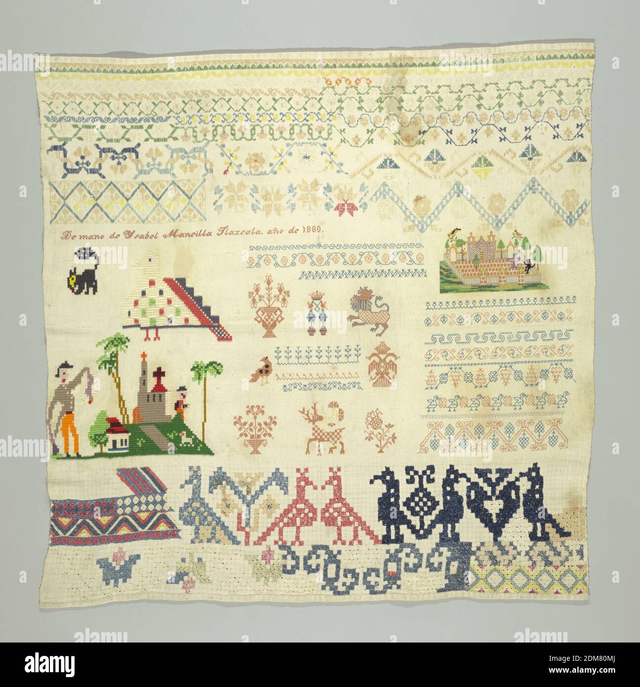 Sampler, Ysabel Mancilla, Medium: Wolle, Seide und Baumwolle Stickerei auf Baumwolle Fundament Technik: Gestickt in Kreuz, Satin, zweifach laufend, und azteken-Stich (zurückgezogen Element Arbeit) auf Leinwandfundament, Bänder von geometrischen und floralen Muster, konfrontiert Vögel, und zwei Szenen, in groben und feinen Nähten., Tlaxcala, Mexiko, 1880, Stickerei & Nähen, Sampler Stockfoto