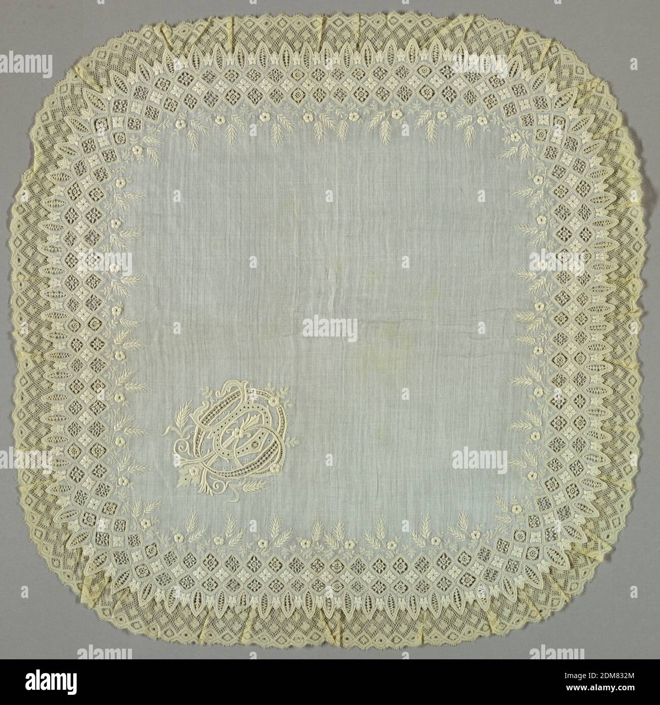 Taschentuch, Medium: Leinen Technik: Bestickt, Nadelspitzen-Füllung Stiche, umrandet mit Klöppelspitze, weißes Taschentuch aus feinem cremeweißem Leinen mit Bordüre verziert mit offenen Arbeiten in Diamantformen, Rahmen kleine Motive in Spitzenstichen; Blütensprays und Weizen über Rand. Rand ist mit ovalen Formen Rahmen offene Arbeit und Spitze Stich Details scalloped. Spitzenkante mit Klöppelspitze. Abgerundete Ecken. Große Eckinitiale: 'P.D.O.', Belgien oder Frankreich, Mitte des 19. Jahrhunderts, Stickereien & Nähte, Taschentuch Stockfoto