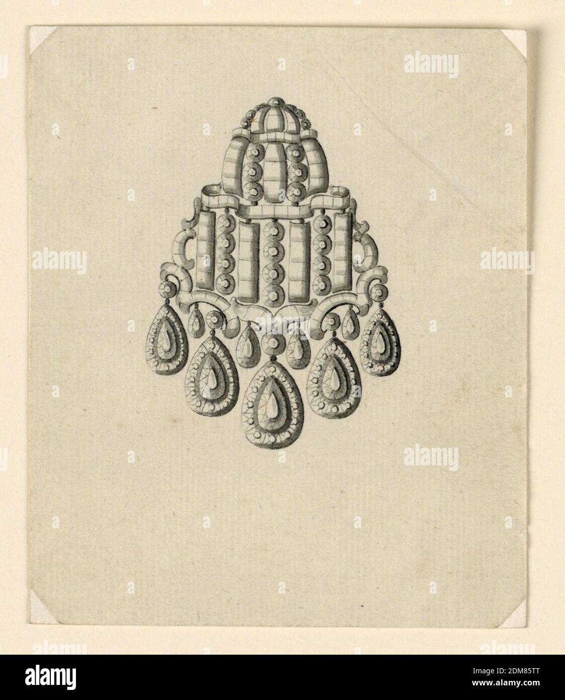 Design für einen Ohrring, Stift und schwarze Tinte, Pinsel und graues Aquarell auf hellgrünem Papier, Schmuckdesign für einen Ohrring. Fünf große und vier kleine Tropfen, die an einer Art Pavillon mit zwei Stockwerken und einer Kuppel hängen. Seine Basis sind Voluten. Zwischen dem ersten und dem zweiten Stock ist ein Band. Abgeschrägte Ecken., wahrscheinlich Neapel, Süditalien, Italien, Ende 18. Jahrhundert, Schmuck, Zeichnung Stockfoto