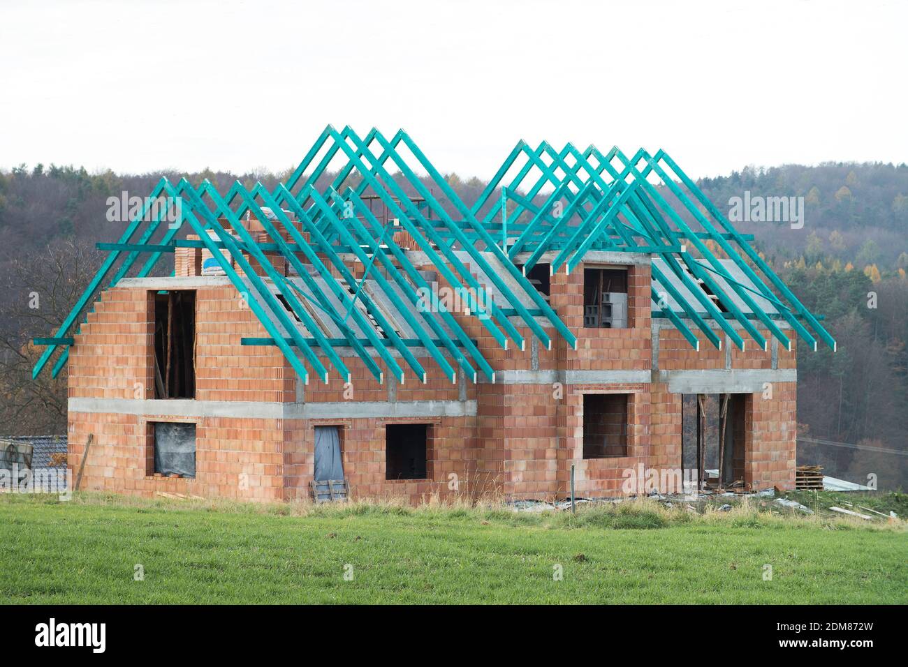 Das Dach ist im Bau, unfertiges Haus Stockfoto