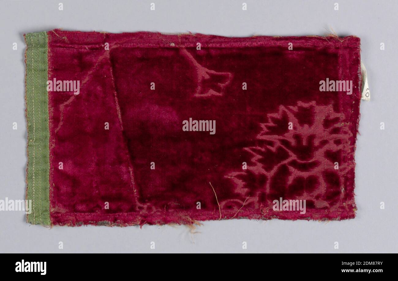 Fragmente, Medium: Seidentechnik: Ergänzender Kettforming-Schnittstapel in einem 4&1 Satinfundament (Samt), tiefroter Schnitt und Voided-Samt mit einem Design aus gelappten Medaillons mit zentralen Ananas- oder Granatapfelmotiven im linearen Stil., Italien oder Spanien, 15.–16. Jahrhundert, gewebte Textilien, Fragmente Stockfoto