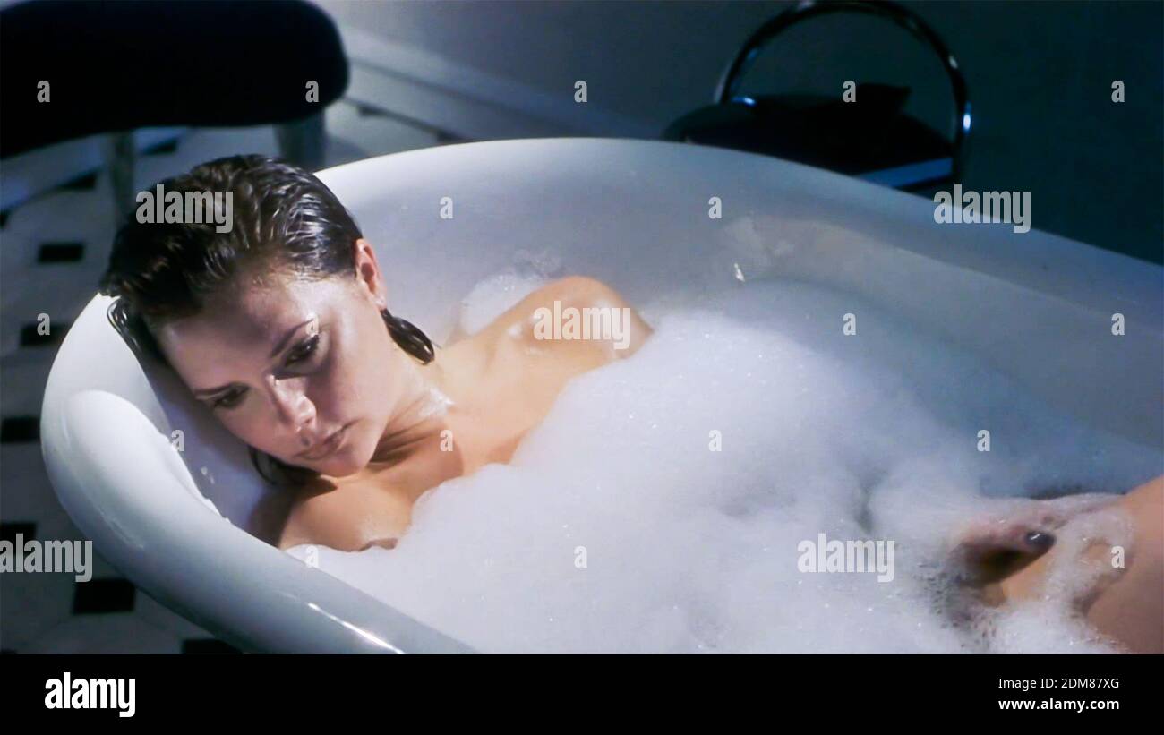 USA. Victoria Beckham Inn eine Szene aus dem Film ©Columbia Pictures: Spice World (1997). Plot: Weltberühmte Popgruppe die Spice Girls fahren in ihrem luxuriösen Doppeldecker-Tourbus durch London und erleben verschiedene Abenteuer und treten für ihre Fans auf. Ref: LMK110-J6742-140820 geliefert von LMKMEDIA. Nur Redaktionell. Landmark Media ist nicht der Urheberrechtsinhaber dieser Film- oder TV-Standbilder, bietet aber einen Service nur für anerkannte Medien. pictures@lmkmedia.com Stockfoto