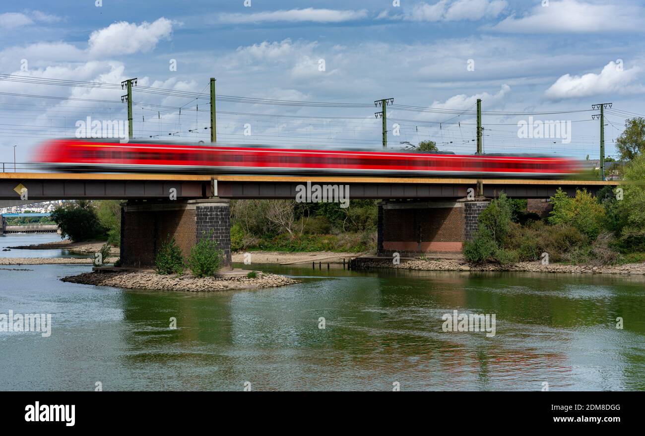 Eisenbahn fährt über EINE Brücke am Main Stockfoto