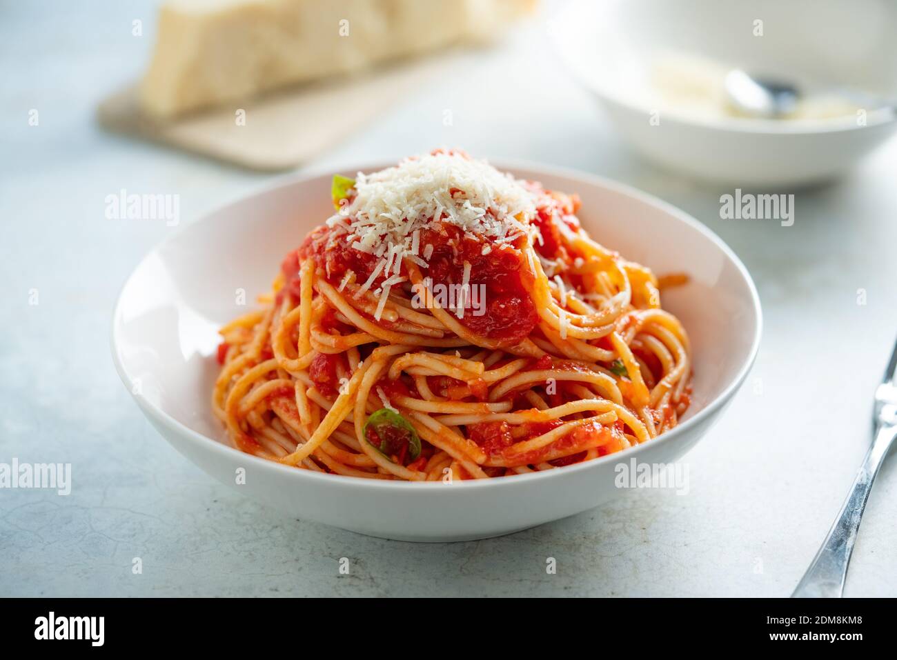 Spaghetti mit Tomatensauce und Basilikum auf einem Teller Stockfoto