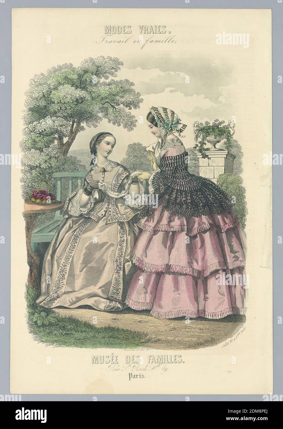 Fashion Plate, Modes Vraies, Musée des Familles, französisch, 1833 - 1900, Gravieren, Pinsel und Aquarell auf Papier, zwei Frauen an einer Parkbank. Eine stehende, rechts, in rosa Kleid mit einem schwarzen Spitzenschal. Der andere, sitzend, in hellbraun, mit Untermiete. Namen von Künstlern und Verlegern unten. Beschreibung auf verso., Paris, Frankreich, 1856, Print Stockfoto