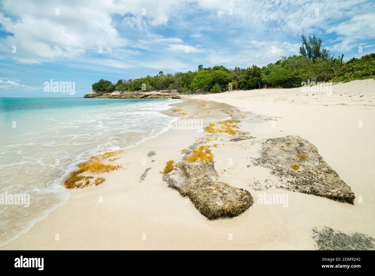 Ruhiger Ort an Baie aux Prunnes Strand an einem bewölkten Tag in Saint Marteen Stockfoto