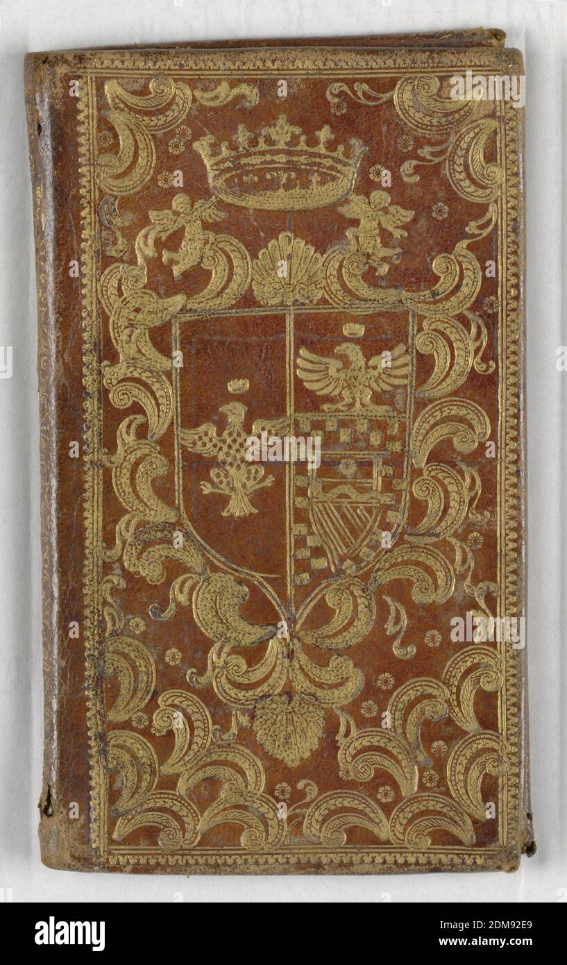 Buchpapier, gilt Leder, Papier, Vertikales Rechteck. Brauner Ledereinband, in Gold mit Wappen, gekrönt von einer Krone, mit geschwungener Verzierung (vorne und hinten). Endpapiere des „Holländischen Goldes“ mit stilisierten Blumen und Früchten in Ziegelrot., Deutschland, 1750–1770, Alben (gebunden) & Bücher, Buchpapier Stockfoto