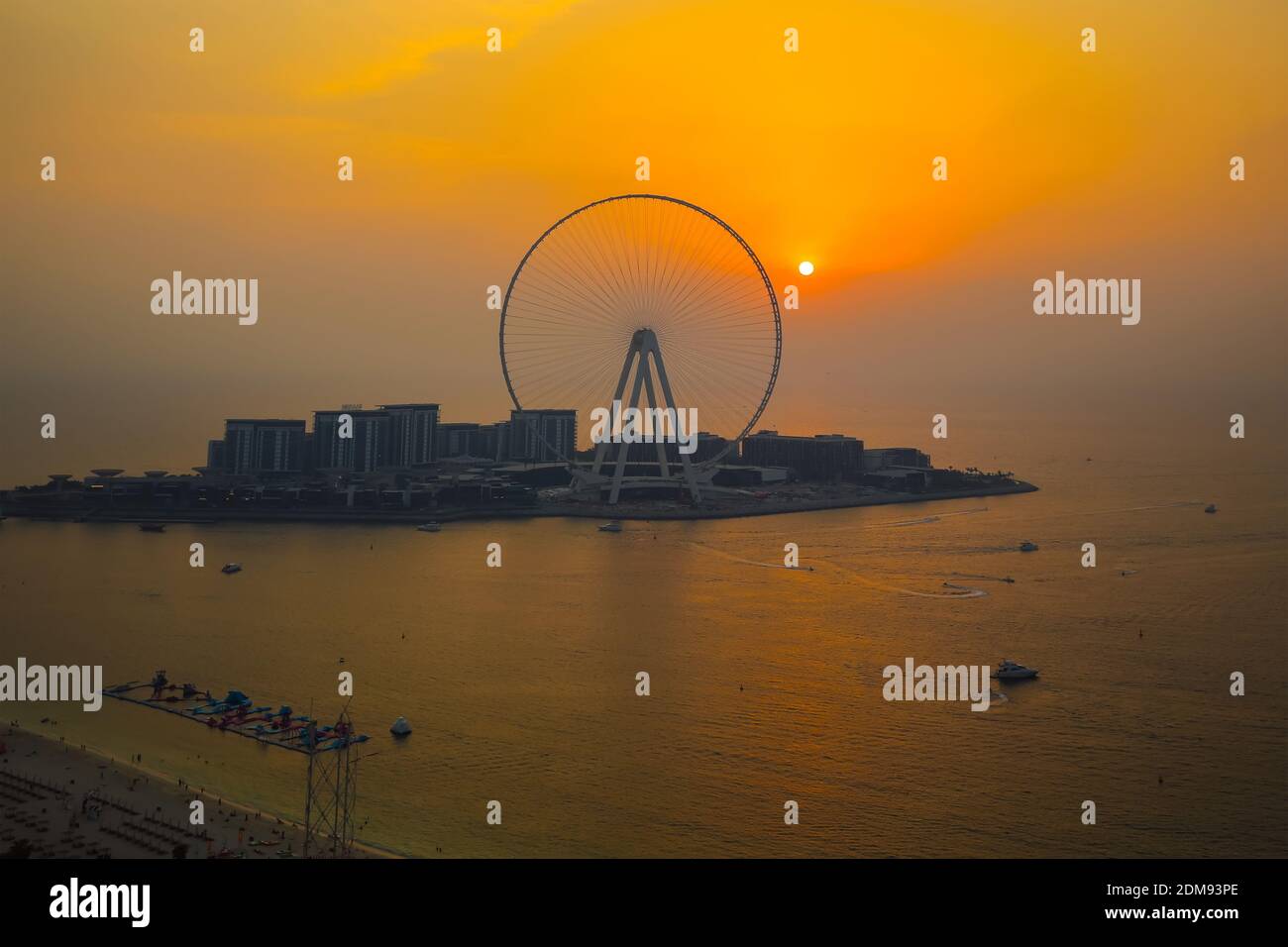 Blick auf Dubai Eye Ferris Beobachtungsrad während der goldenen Stunde Sonnenuntergang Stockfoto