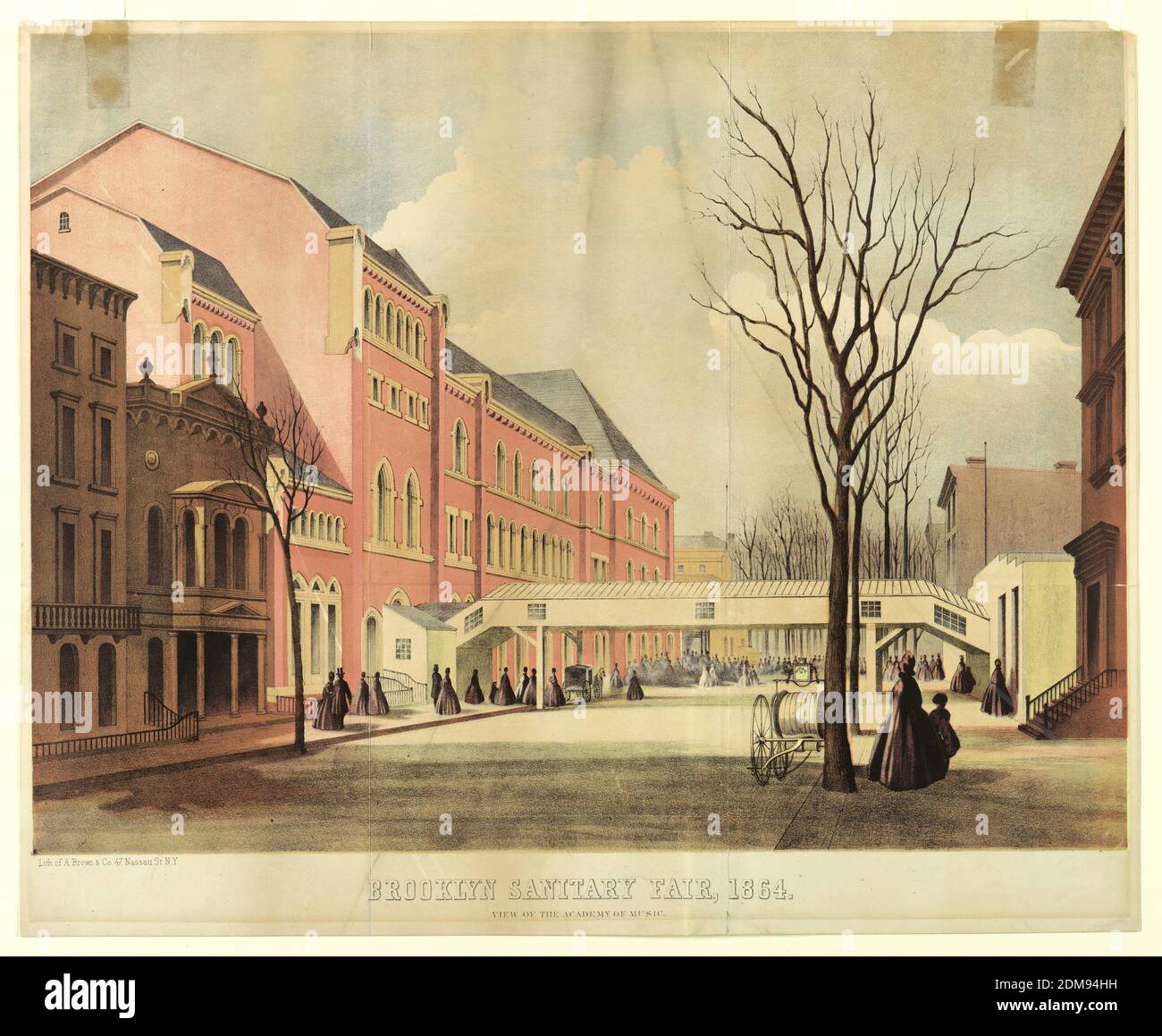 Blick auf die Academy of Music und das Brooklyn Sintary Fair Building mit Connecting Bridge, A. Brown und Company, Chromolithographie auf Papier, Straßenszene mit der Academy of Music, links, mit einer Brücke, die sie mit dem Fair Building auf der anderen Straßenseite verbindet, rechts. Unten: 'Brooklyn Sanitary Fair, 1864 / Blick auf die Akademie der Musik'. (Platte aus der Geschichte der Brooklyn and Long Island Fair, 1864, 22. Februar, gegenüber S. 20)., USA, 1864, Druck Stockfoto